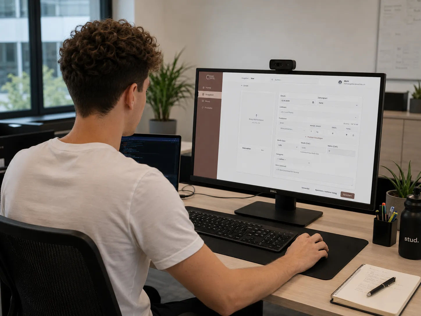 Umsetzung: ein Automea-Entwickler baut die Software für die Belegerfassung am Bildschirm